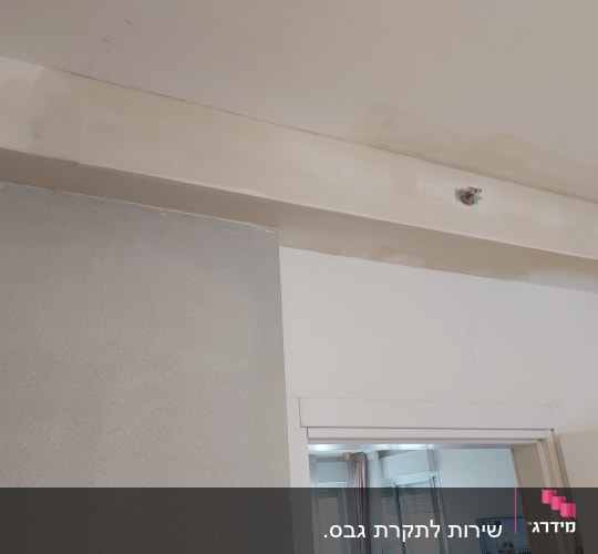 קיר גבס עם תיקון צבע חלקי
